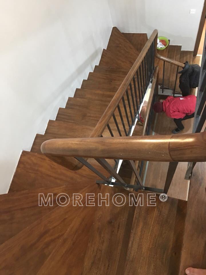 Thi công cầu thang gỗ vuông tự nhiên xoắn ốc